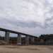 Alle nostre spalle si erge un imponente ponte in cemento in costruzione